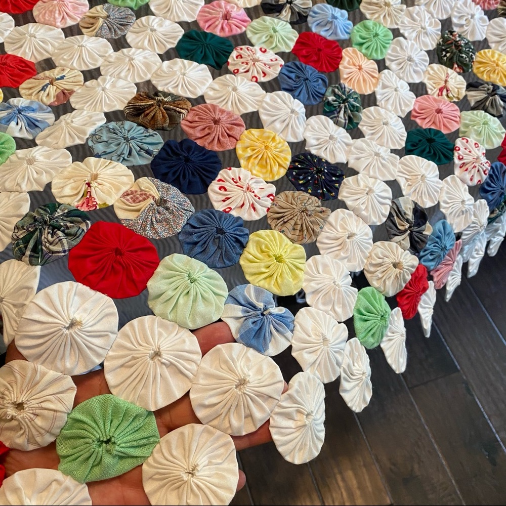 ‼️SOLD‼️Vintage One of a Kind Handmade Yo-Yo Coverlet - Picture 3 of 11